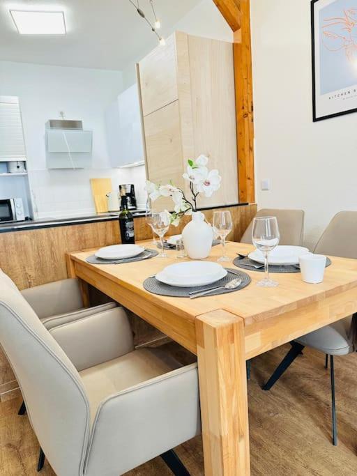 Modern Eingerichtete Wohnung Im Stadtzentrum Zittau Kostenloser Parkplatz ภายนอก รูปภาพ